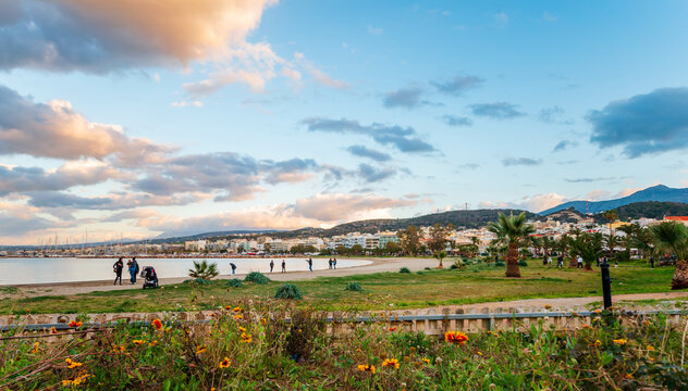 The long sandy beach of Rethymno located in walking distance from the city centre and the venetian port.