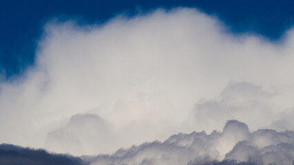 Fototapeta na wymiar Ciel encombré de nuages chaotiques, par temps dépressionnaire