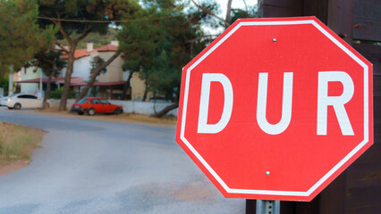 Dur text on traffic sign. Translate: Stop!