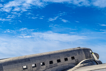 静岡県浜松市の浜名湖湖畔に展示保存されているダグラスDC-3型飛行機