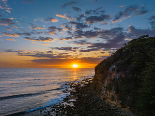 Obraz premium Sunrise at the seaside with clouds