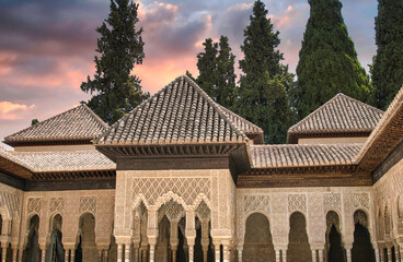 Fototapeta na wymiar Hermosa arquitectura árabe en el patio de los leones del conjunto histórico de la Alhambra de Granada, España