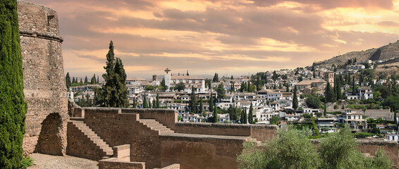 Murallas medievales del recinto histórico de la Alhambra sobre la ciudad de Granada, España