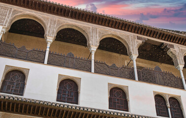 Ventanas, balcón y arcada superior de arquitectura musulmán en el recinto monumental de la...
