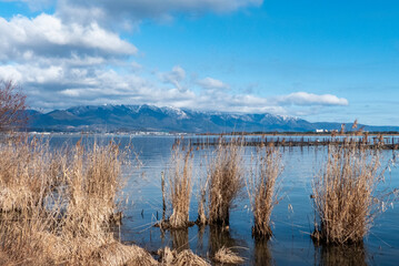 青空が美しい冬の琵琶湖畔　烏丸半島
