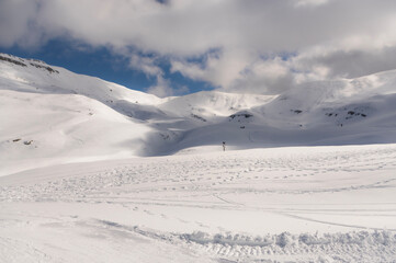 Appennino innevato in marzo con cielo nuvoloso