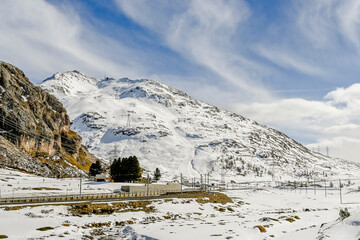 Fototapeta premium Bernina, Val Bernina, Lagalp, Diavolezza, Berninapass, Lago Bianco, Alpen, Graubünden, Winter, Schneedecke, Bernina-Express, Zugfahrt, Wintersport, Eis, Stausee, Schweiz