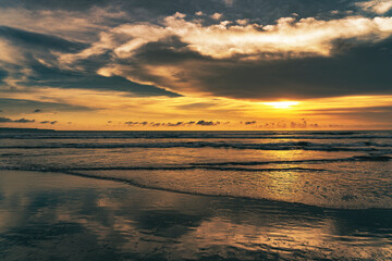 Atardecer en playa Seminyak (Bali)