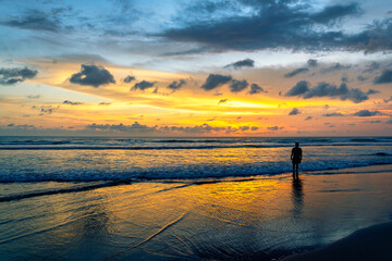 Atardecer en playa Seminyak (Bali)