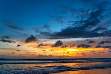 Fototapeta na wymiar Atardecer en playa Seminyak (Bali)