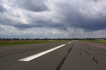 Impressionen vom alten Flughafen Tempelhof in Berlin. mit gewitterwolken