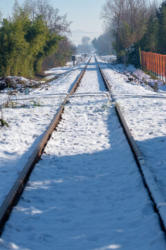 Binari ferroviari allineati spariscono verso l'orizzonte - fotografia di concetto viaggio e trasporti