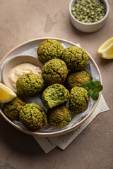 falafels grillés de pois cassés persil menthe et sauce tahin citron