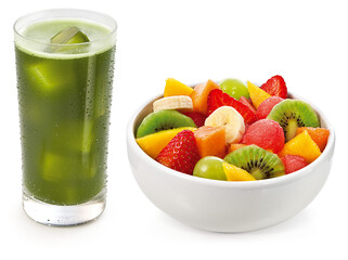 tigela com salada de frutas frescas e copo com suco verde detox em fundo transparente