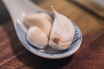 garlics on spoon