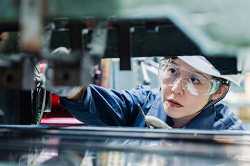 機械の保守点検をする女性技術者