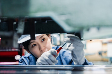 機械の保守点検をする女性技術者