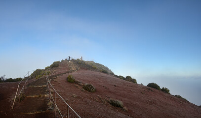 Eine Wanderin ist kurz vor dem Gipfel des Pico Ruivo auf der Insel Madeira. Es ist sehr Kalt und...