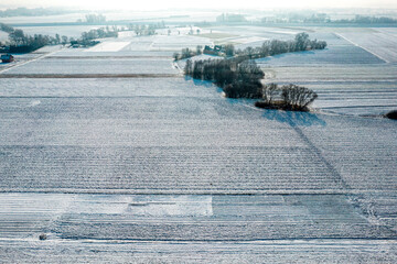 Ośnieżone pola na polskiej wsi. Wiejski, zimowy krajobraz. Zima. © hunter76