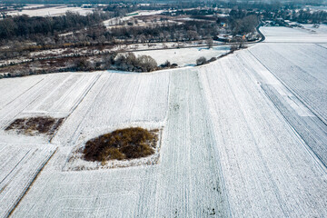 Ośnieżone pola na polskiej wsi. Wiejski, zimowy krajobraz. Zima. © hunter76