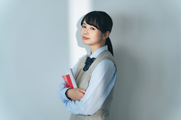 本を抱えた女子学生のポートレート