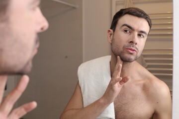 Obraz premium Man feeling overconfident in the bathroom