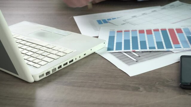 Lavorare in ufficio con il computer 