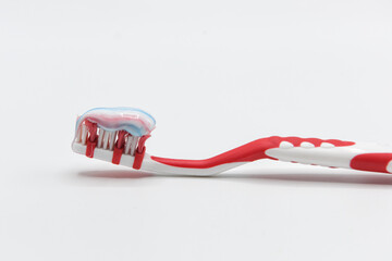 spazzolino denti con dentifricio 