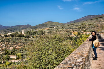 Fototapeta na wymiar trevi, italien - frau auf einer aussichtsterrasse mit panoramablick