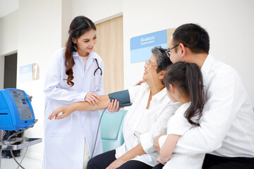 Obraz premium Female doctor measuring patient blood pressure medical concept.