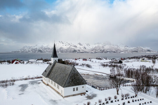 Die alte Kirche von Eidfjord auf den Vesteralen in Norwegen. The indre eidsfjord church in norway.