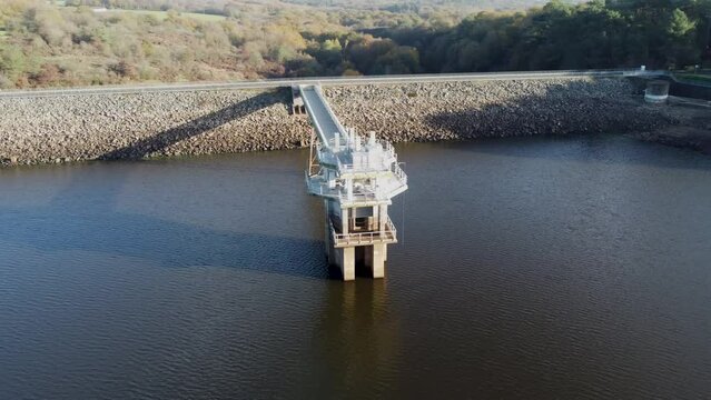 Vue a&eacute;rienne d'un barrage hydraulique artificiel, Bretagne, France