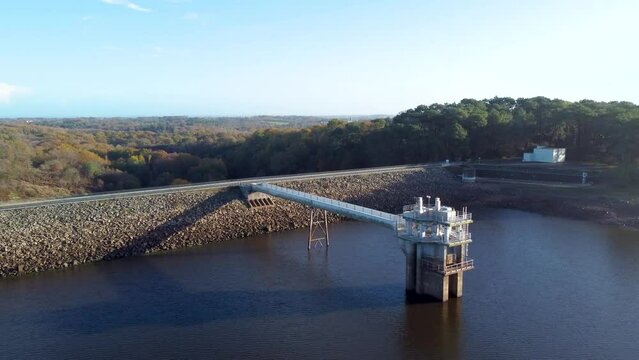 Vue aérienne d'un barrage hydraulique artificiel, Bretagne, France