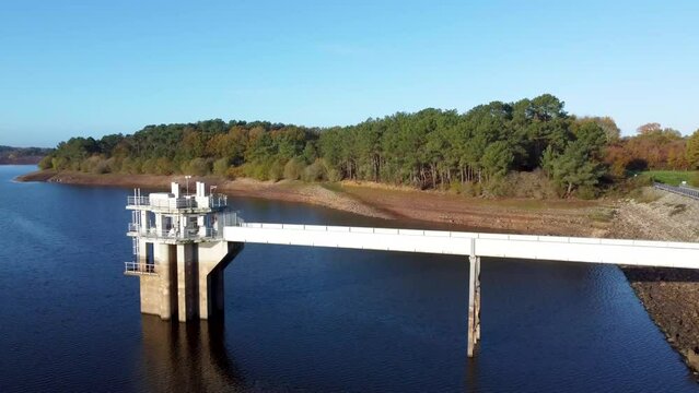 Vue a&eacute;rienne d'un barrage hydraulique artificiel, Bretagne, France