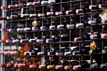 Estantería de vinos en restaurante bar