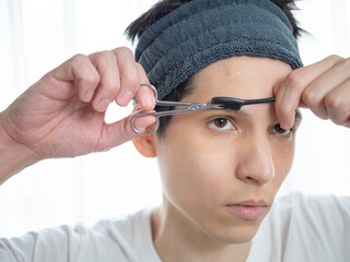 眉毛を整える男性