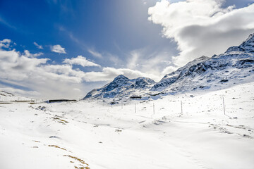 Bernina, Lago Bianco, Alpen, Graubünden, Winter, Schneedecke, Bernina-Express, Berninapass, Zugfahrt, Wintersport, Eis, Stausee, Schweiz