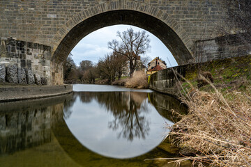 Fototapeta premium Blick durch die steinerne Brücke in Regensburg
