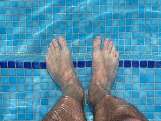 pieds dans la piscine