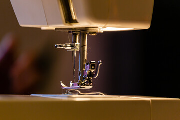 Aguja de una máquina de coser con hilo