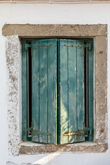Alter verwitterter Fensterladen im Kloster Paleokastritsa auf Korfu