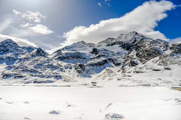 Obraz premium Bernina, Lago Bianco, Cambrena, Gletscher, Alpen, Graubünden, Winter, Schneedecke, Berninaexpress, Berninapass, Zugfahrt, Wintersport, Eis, Stausee, Schweiz