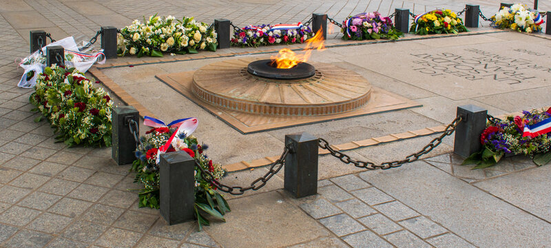 La flamme du Souvenir et le tombeau du soldat inconnu sous l'arc de triomphe &agrave; Paris (France)