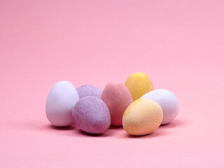 bunter Ostereier vor rosa Hintergrund