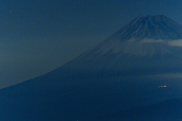 夜中の暗闇にぼんやりと浮かび上がる富士山