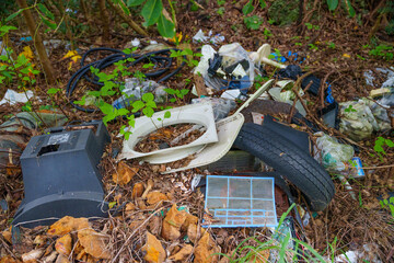 森の中に不法投棄されたごみ