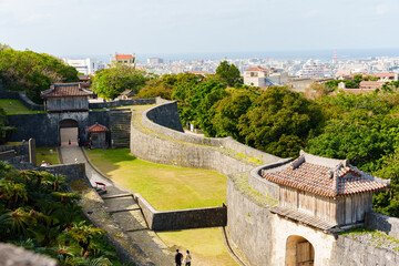 Fototapeta na wymiar 首里城の城壁と城門