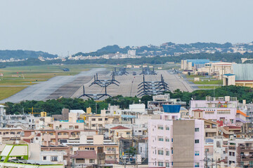 普天間の市街地とオスプレイが駐機する米軍普天間飛行場　嘉数高台公園　沖縄