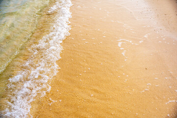 沖縄の透き通った海と浜辺