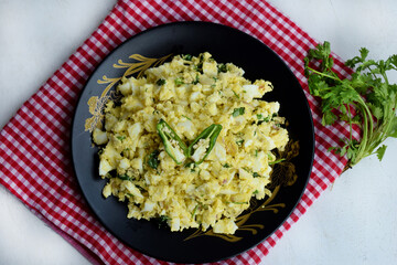 Egg mashed with green chilli